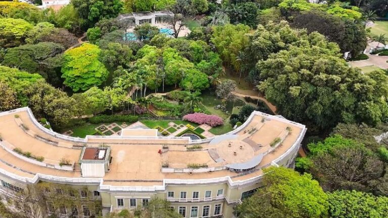 Aos 73 anos, filantropa é a mulher mais rica do Brasil e tem mansão luxuosa; fortuna chega a R$ 120 bilhões