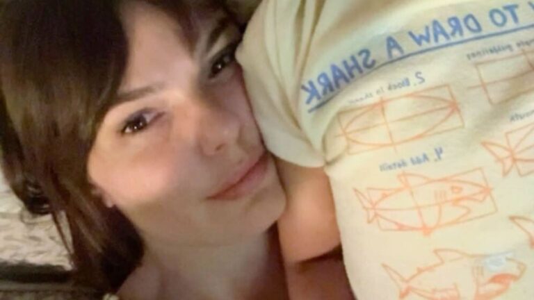 Aos 7 anos, filho de Isis Valverde rouba a cena em momento de chamego com a mãe