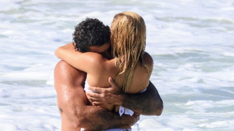 Aos 39 anos, ator surge em clima de romance com bailarina em dia de praia