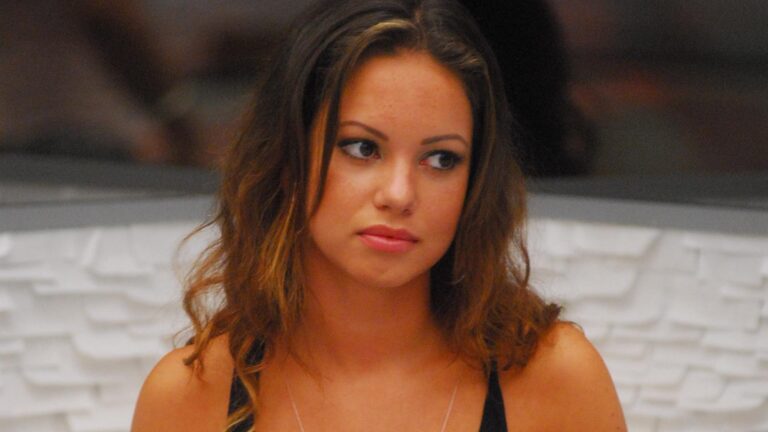 Lembra dela? Ex-BBB Juliana Goes exibe a nova decoração minimalista de sua sala de estar