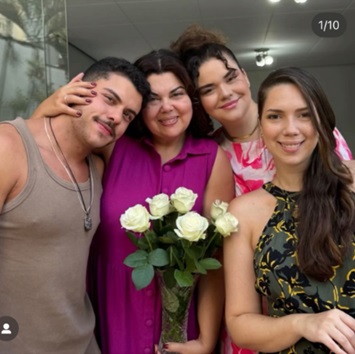 Fabiana com os filhos — Foto: Reprodução/Instagram