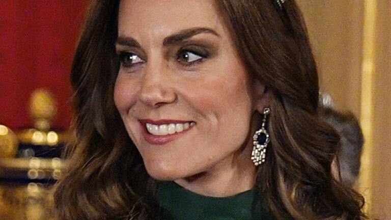Kate Middleton surge com sua joia favorita da realeza para evento oficial