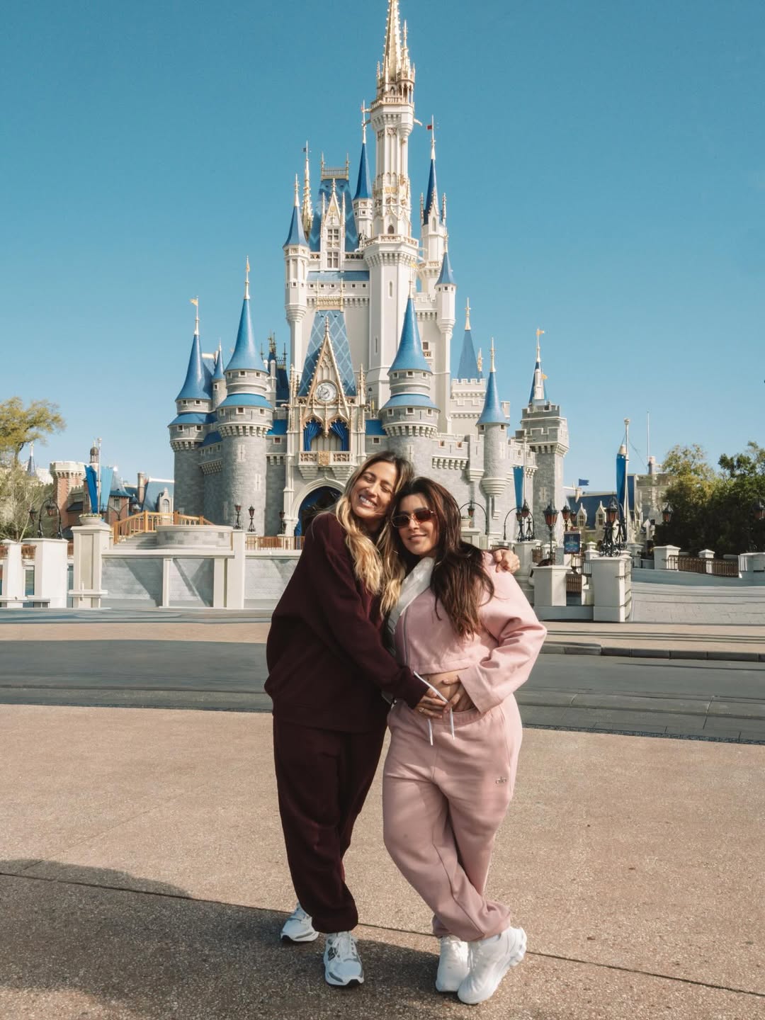 Lauana Prado com a noiva, Tati Dias - Foto: Reprodução Instagram @lauanaprado