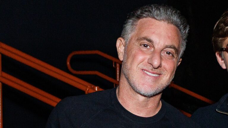 Aos 21 anos, filho de Luciano Huck rouba a cena em aparição em público com o pai