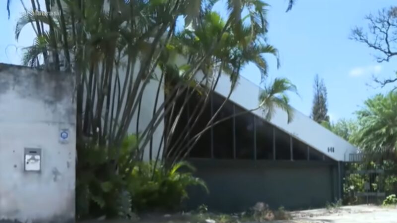 Mansão de R$ 8,2 milhões de apresentadora do SBT foi encontrada abandonada com telhado aos pedaços