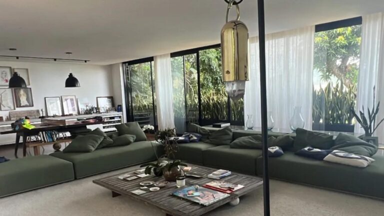 Aos 47 anos, atriz global vive em casa de 843 metros quadrados com vista privilegiada no Rio