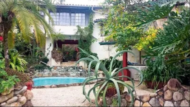 Apresentador famoso da TV teve mansão de R$ 1,5 milhão com capela, lago e vista para o mar
