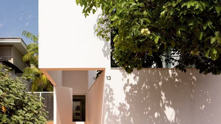 Discreta, apresentadora brasileira vive em mansão sustentável de 500 m²
