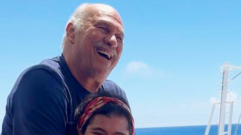 Aos 41 anos, filha de Marcio Canuto chama atenção em fotos de viagem com o pai: ‘Que linda’