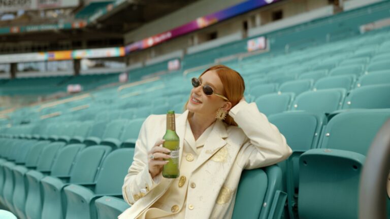 Marina Ruy Barbosa surge em clima de luxo no Miami Open e brinda ao lado de modelo internacional