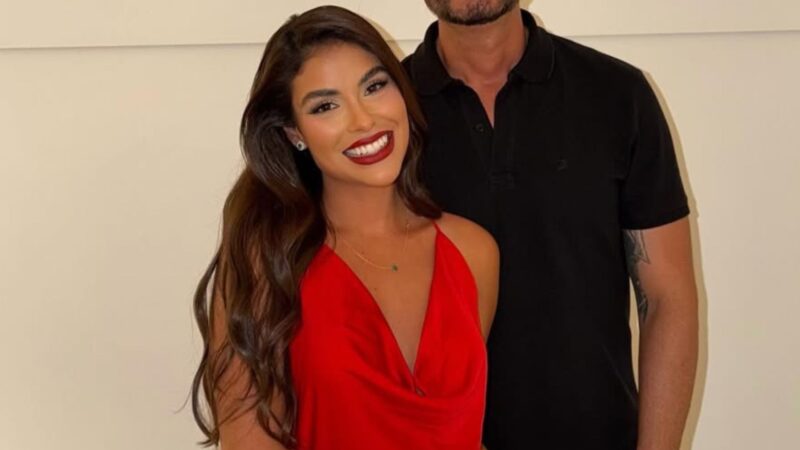 Ex-BBB Munik Nunes posa em clima de romance com o marido em data especial