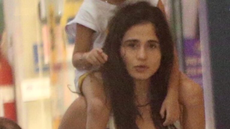 Nanda Costa faz rara aparição com as filhas gêmeas de 4 anos após separação