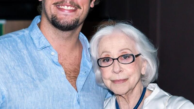 Aos 26 anos, neto de Fernanda Montenegro impressiona em rara aparição com a avó