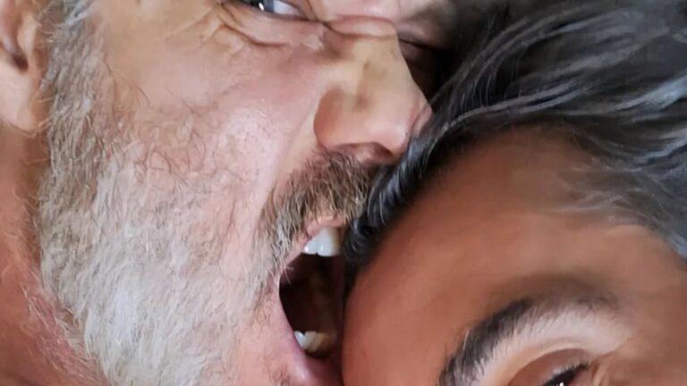 Longe das novelas, ex-galã da Globo de 53 anos exibe foto rara com o marido