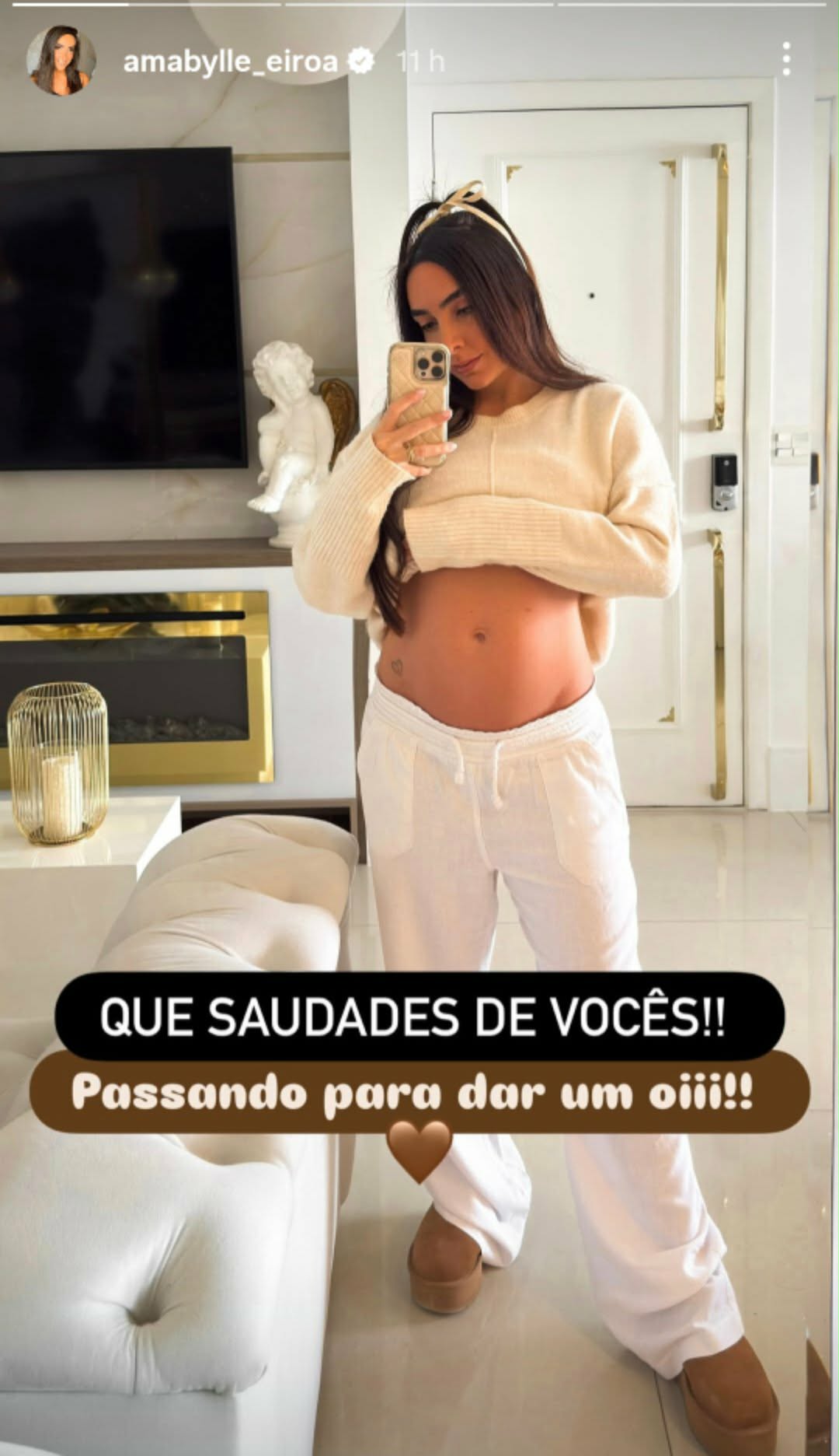 Nora de Zezé Di Camargo mostra a barriga de grávida