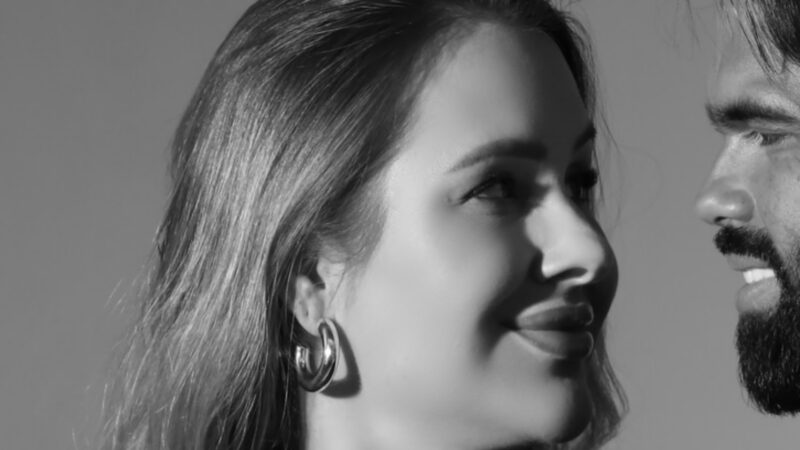 Grávida aos 40 anos, ex-BBB Patrícia Leitte mostra ensaio com o marido e faz declaração emocionante