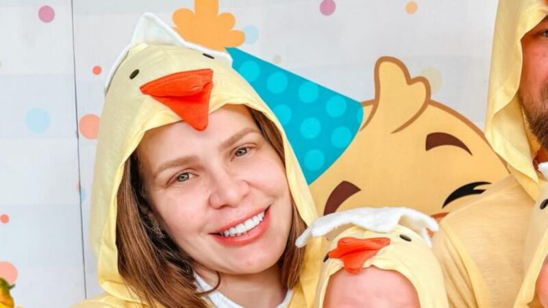 Filhos gêmeos da ex-BBB Paulinha Leite roubam a cena em mesversário temático