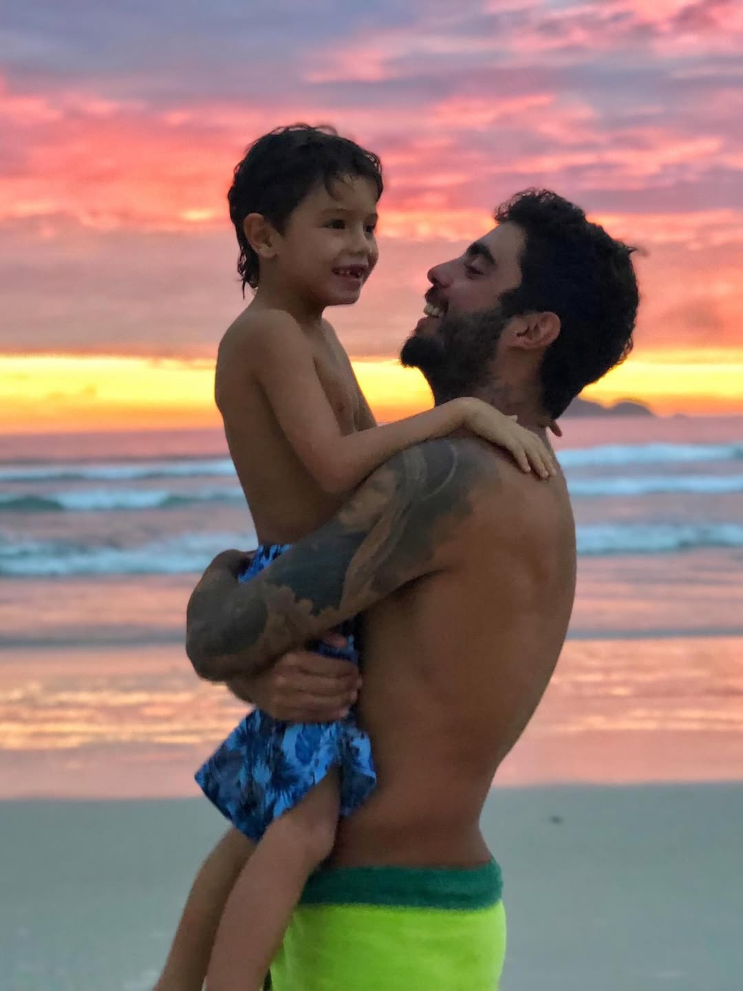Pedro Scooby com o filho mais velho, Dom - Foto: Reprodução / Instagram @pedroscooby 