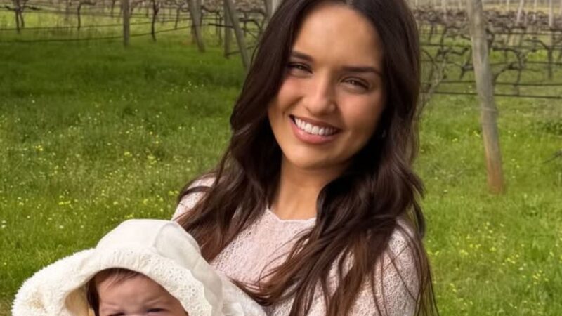 Filha de Rafa Kalimann e Nattan rouba a cena com look camponês em passeio com os pais