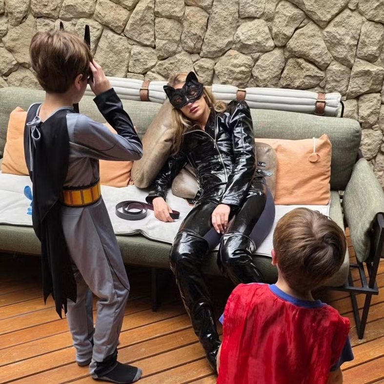 Felipe Andreoli mostra Rafa Brites com os filhos — Foto: Instagram