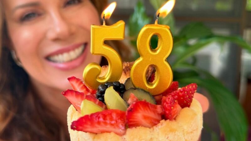 Ex-apresentadora do SBT celebra a chegada dos 58 anos com mini bolo; veja