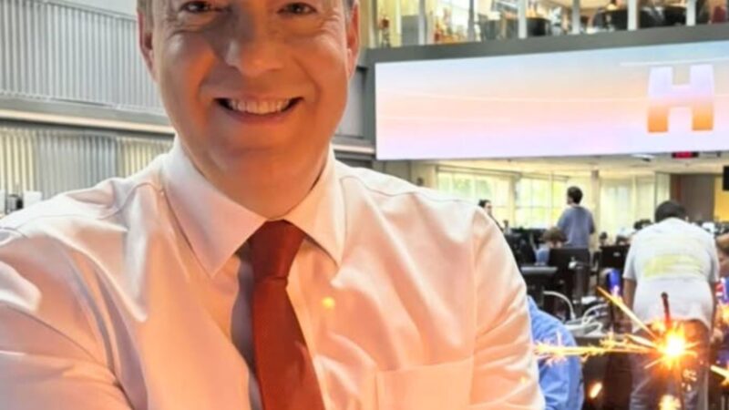Apresentador da Globo celebra 61 anos com bolo simples nos bastidores do jornal