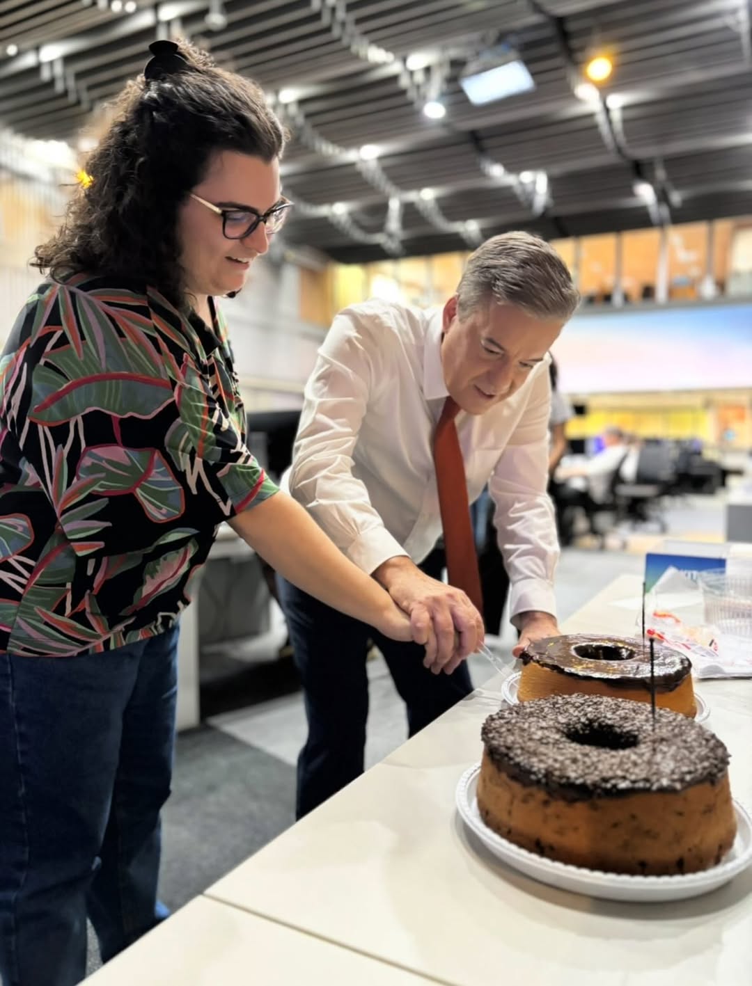 Roberto Kovalick e Renata Bitar ganham bolinho de aniversário nos bastidores da Globo - Foto: Reprodução / Instagram @jornalhoje
