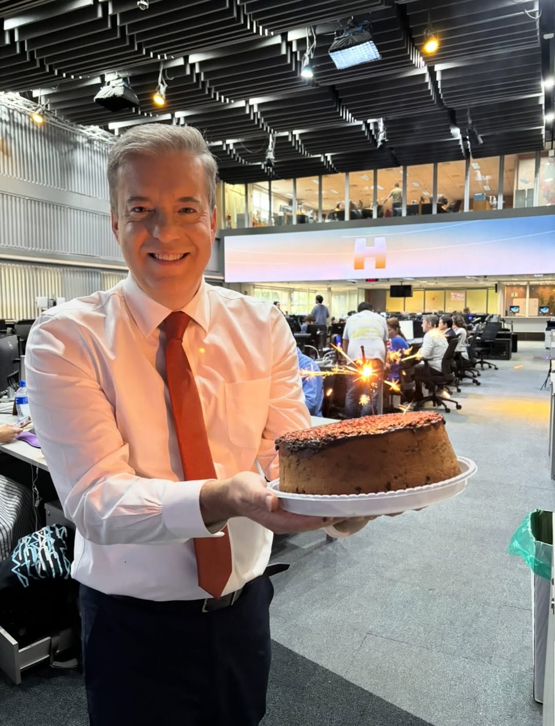 Roberto Kovalick ganha bolinho de aniversário nos bastidores da Globo - Foto: Reprodução / Instagram @jornalhoje