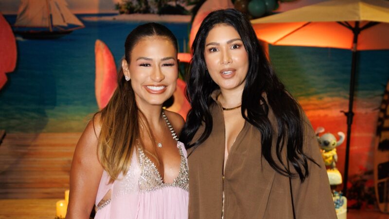Mãe de Simone e Simaria chama atenção ao surgir em foto rara no dia do aniversário