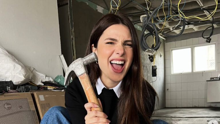 Aos 35 anos, atriz de novelas revela resultado da reforma em apartamento sofisticado
