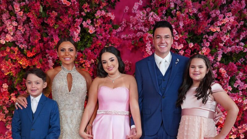 Veja o anel de brilhante que a filha do sertanejo Vinicius ganhou na festa de 15 anos