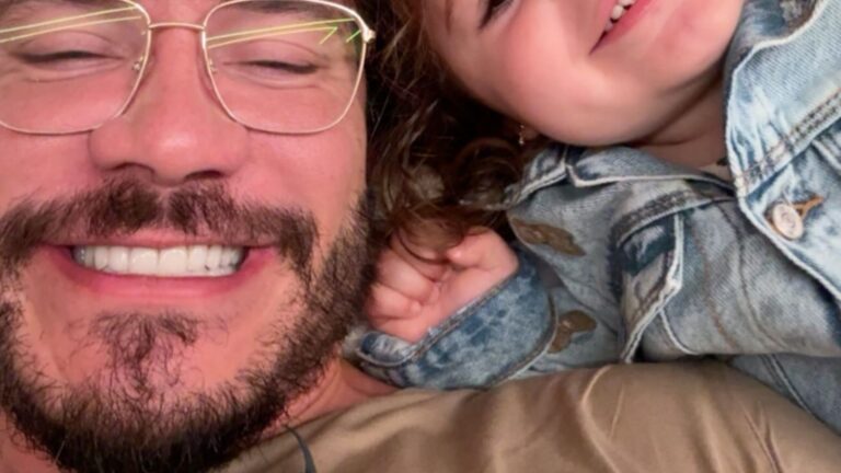Eliezer se diverte ao notar semelhança com a filha Lua: “É a minha cara”