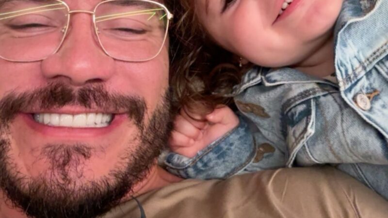 Eliezer se diverte ao notar semelhança com a filha Lua: “É a minha cara”