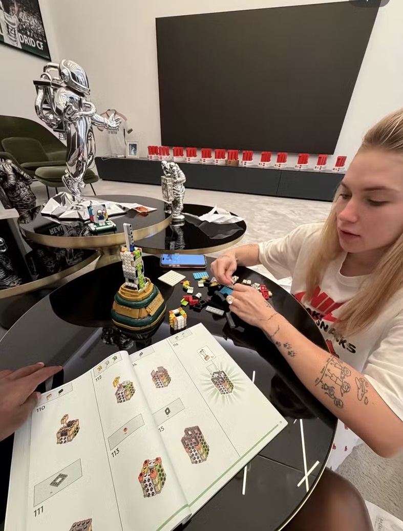 Vini Jr. abre álbum de fotos com Virginia — Foto: TikTok