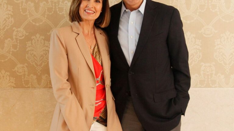 Separados há quase 10 anos, jornalistas fazem rara aparição juntos em foto