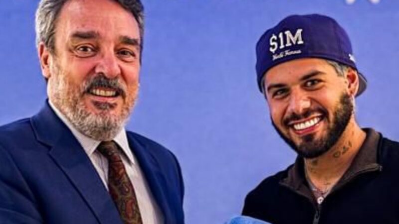 Zé Felipe chama atenção ao visitar sede do Unicef: ‘Buscando meios de ajudar’
