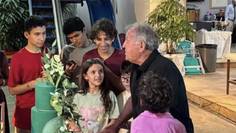 Ídolo do futebol, Zico celebra seus 73 anos em festa simples no jardim de sua mansão
