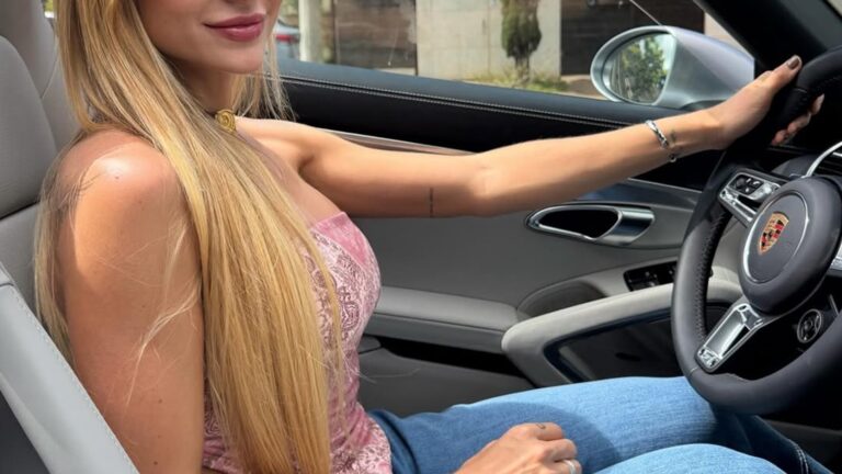 Aos 29 anos, cantora realiza sonho e compra carro ‘igual ao da Barbie’ de R$ 800 mil: ‘Corri atrás’