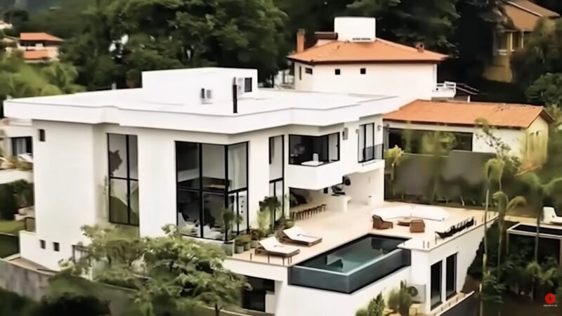 Aos 54 anos, herdeira de Silvio Santos abriu as portas de mansão histórica em São Paulo