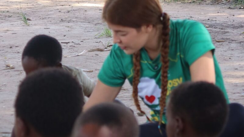 Aos 31 anos, ex-BBB e A Fazenda troca luxo por missão humanitária na África