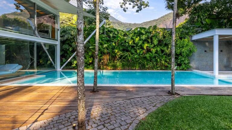 Aos 44 anos, longe das novelas, galã vendeu mansão com piscina que atravessa a sala por R$ 25 milhões
