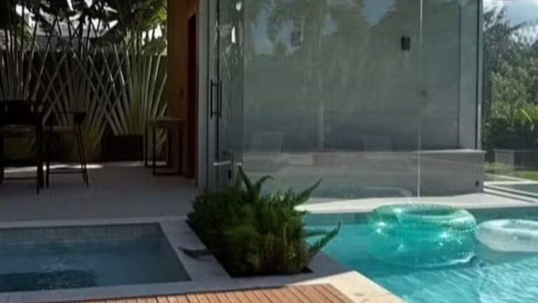Aos 51, ator da novela Três Graças vive em mansão de R$ 10 milhões em condomínio luxuoso no Rio
