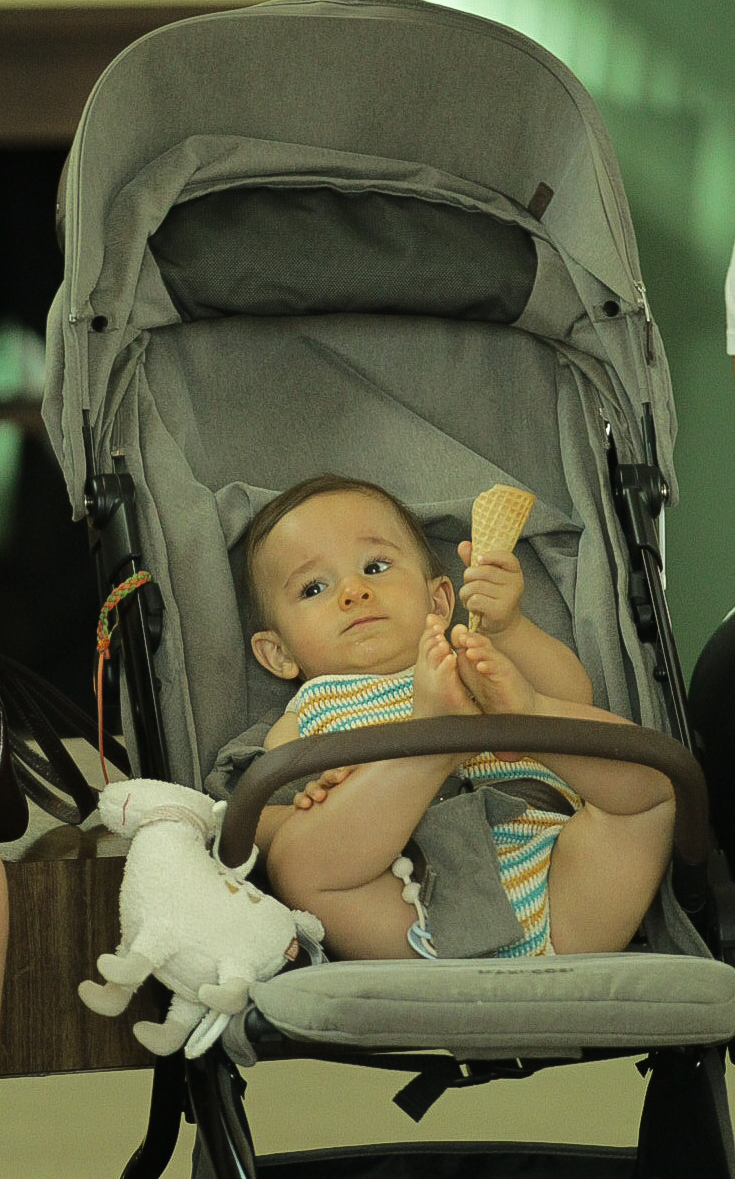 Filho de Dani Calabresa esbanja fofura em aparição em público - Fotos: Edson Douglas AgNews 