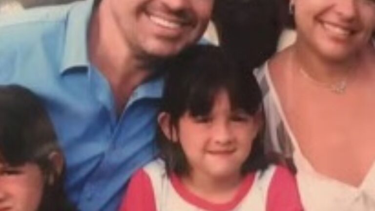 Viúva de Gugu volta as redes sociais e compartilha foto rara do apresentador