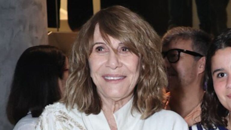 Renata Sorrah faz rara aparição com os 2 netos, herdeiros de sua filha única