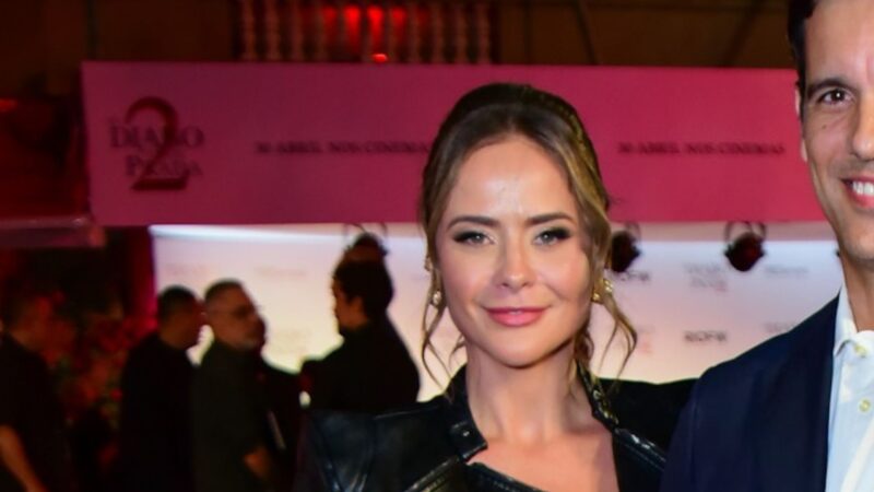 Aos 46 anos, Juliana Silveira faz rara aparição com o marido em evento no RJ
