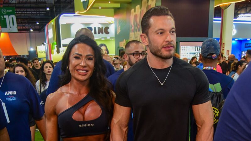 Há quanto tempo Gracyanne Barbosa está namorando? Musa surge aos beijos com amado