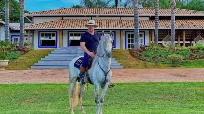 Aos 47 anos, cantor tem patrimônio de R$ 270 milhões e é dono de fazenda milionária com cachoeira