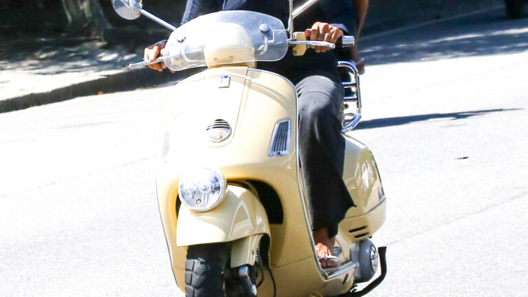 Aos 57 anos, ator global surge com scooter vintage avaliada em mais de R$ 80 mil