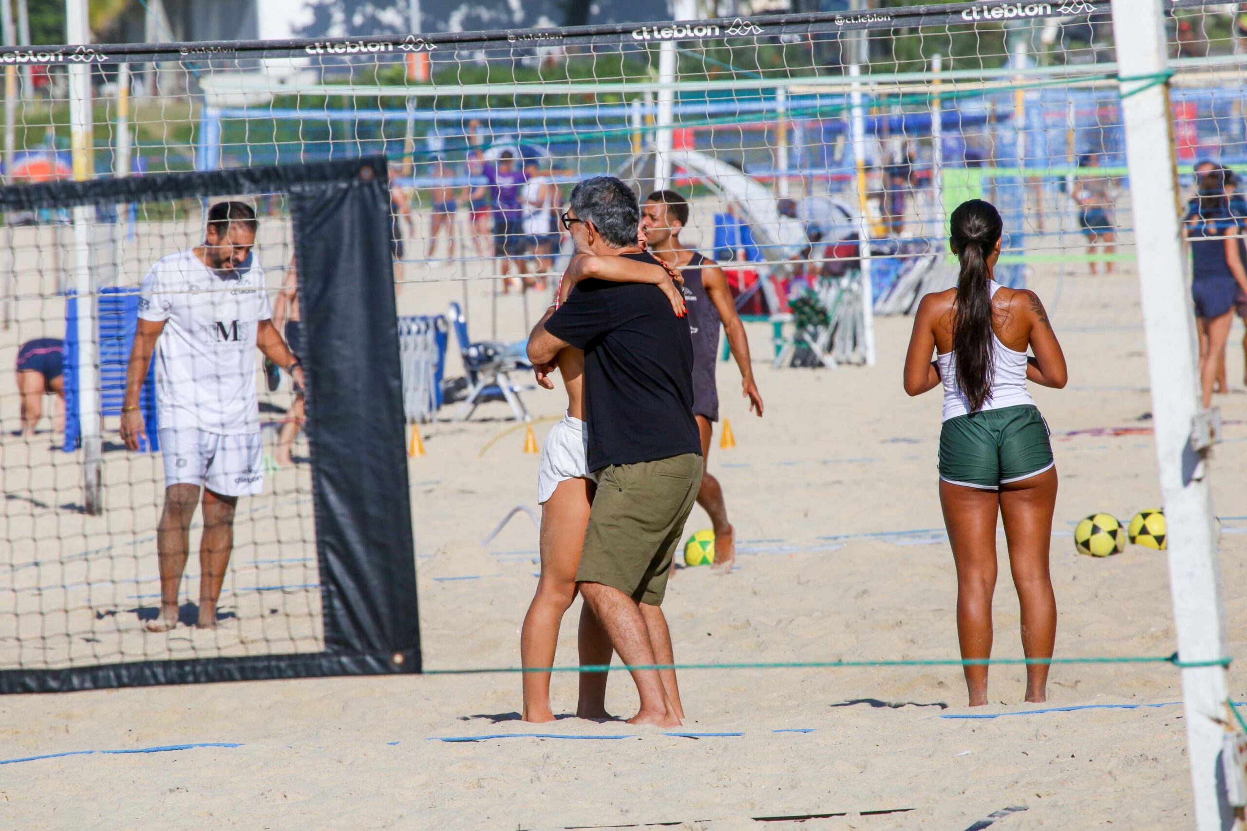 Eduardo Moscovis acompanhou filha jogando futevôlei em praia do Rio — Foto: JC Pereira/Agnews